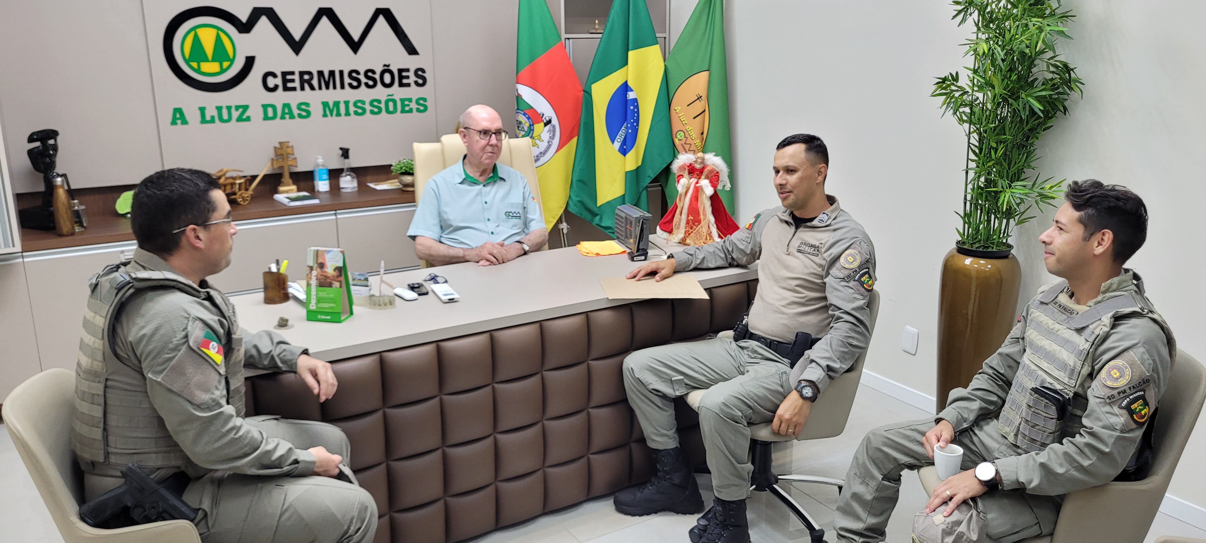 PREFEITO E VICE-PREFETO ELEITOS DE MATO QUEIMADO VISITAM PRESIDENTE DIAMANTINO